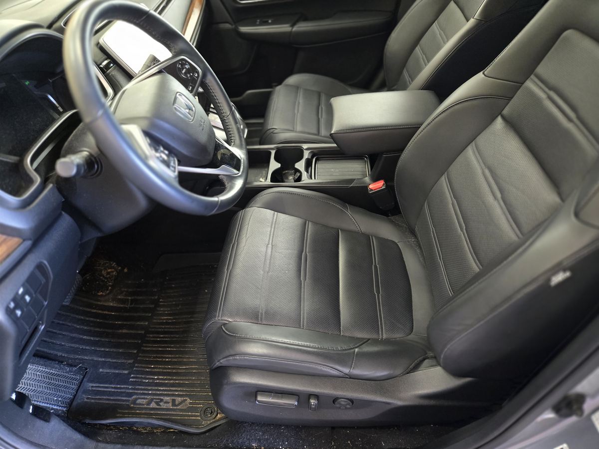 Front seats and floor of a Honda CR-V before an interior detail